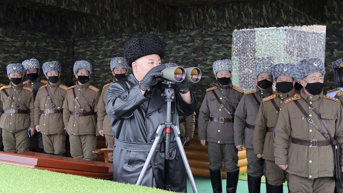 كيم جونغ أون يتوسط ضباطا يحملون أقنعة أثناء إشرافه على مناورات للجيش. 2020/02/28
