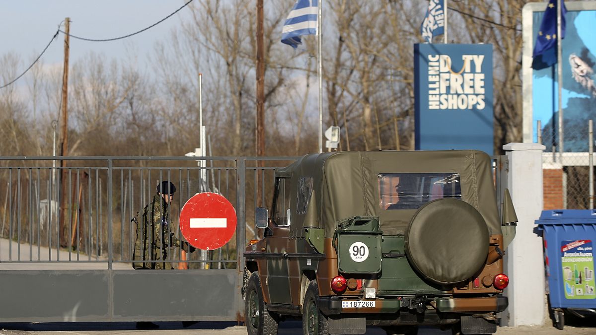 جنود يونانيون يفتحون بوابة حدودية أمام سيارة عسكرية في قرية كاستانيس على الحدود التركية اليونانية. 2020/02/28