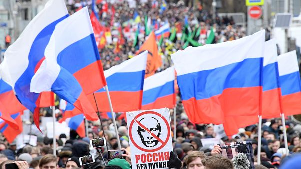 Cori e striscioni anti Putin, al corteo in memoria di Nemtsov Cori e striscioni anti Putin, al corteo in memoria di Nemtsov