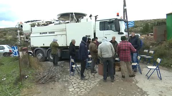 Útlezárással tiltakoznak egy görög sziget lakói az új menekülttáborok létesítése ellen. Útlezárással tiltakoznak egy görög sziget lakói az új menekülttáborok létesítése ellen.