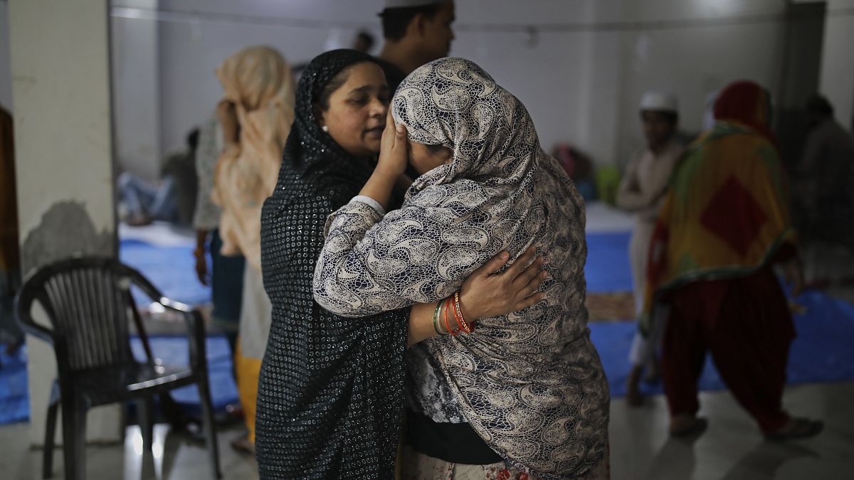 امرأة تواسي جارتها في مستشفى في العاصمة نيودلهي إثر تعرض مسلمين لهجمات هندوس. 2020/02/28