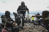 Zsúfolt gumicsónakokon tartanak Leszboszra a Törökországból induló menekülők