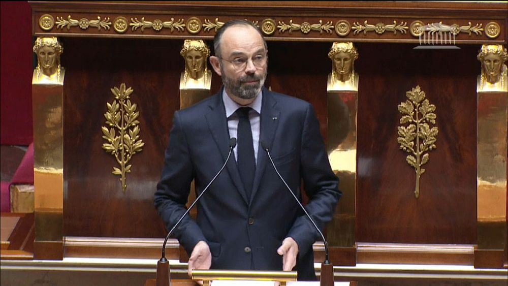 En France, le gouvernement annonce passer en force sur la réforme des retraites