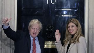 Boris Johnson y Carrie Symonds esperan su primer hijo y se comprometen