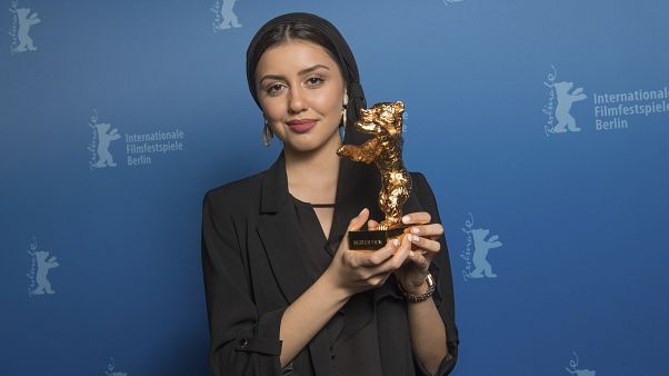 Altın Ayı ödülünü İranlı yönetmen Muhammed Rasoulof'un "Sheytan Vojud Nadarad" filmi kazandı. Altın Ayı ödülünü İranlı yönetmen Muhammed Rasoulof'un "Sheytan Vojud Nadarad" filmi kazandı.