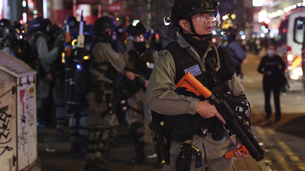 (Imagen de archivo) La policía antidisturbios hace guardia durante una protesta en Mong Kok, Hong Kong, el domingo 26 de enero de 2020. (Imagen de archivo) La policía antidisturbios hace guardia durante una protesta en Mong Kok, Hong Kong, el domingo 26 de enero de 2020.