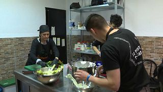 لاجئون هاربون من المآسي يمتهنون الطهي داخل مطعم في مدريد