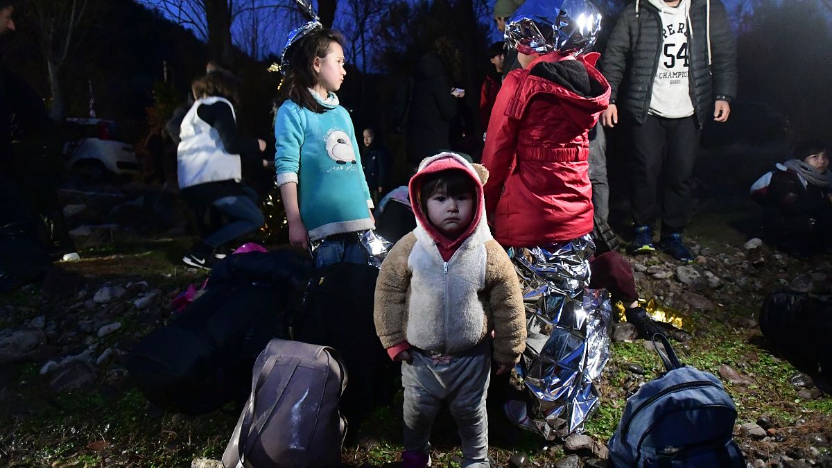Sınırların açılması sonrası Türkiye'den yola çıkarak Yunanistan'ın Midilli Adası'na ailesiyle birlikte ayak basan küçük bir mülteci.