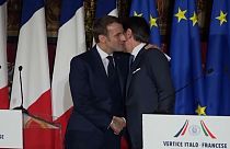 COVID-19: поцелуи под запретом?