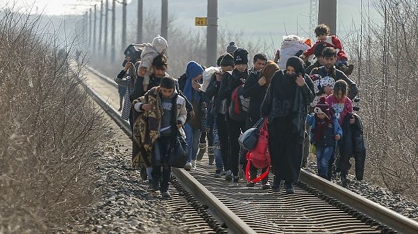 13.000 Flüchtlinge warten an griechisch-türkischer Grenze 13.000 Flüchtlinge warten an griechisch-türkischer Grenze