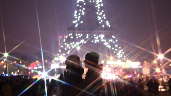 زوجان يتبادلان القبل أمام برج إيفل، خلال احتفالات رأس السنة الجديدة في باريس يوم 2020/01/01. زوجان يتبادلان القبل أمام برج إيفل، خلال احتفالات رأس السنة الجديدة في باريس يوم 2020/01/01.