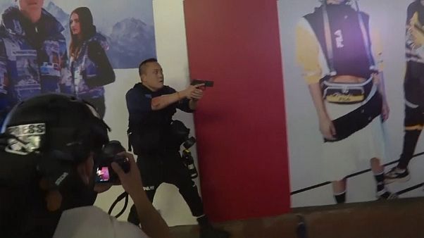 Hongkong: egy rendőr pisztolyt rántott a tüntetőkre Hongkong: egy rendőr pisztolyt rántott a tüntetőkre
