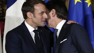Le président français Emmanuel Macron a fait la bise au président du Conseil italien Giuseppe Conte