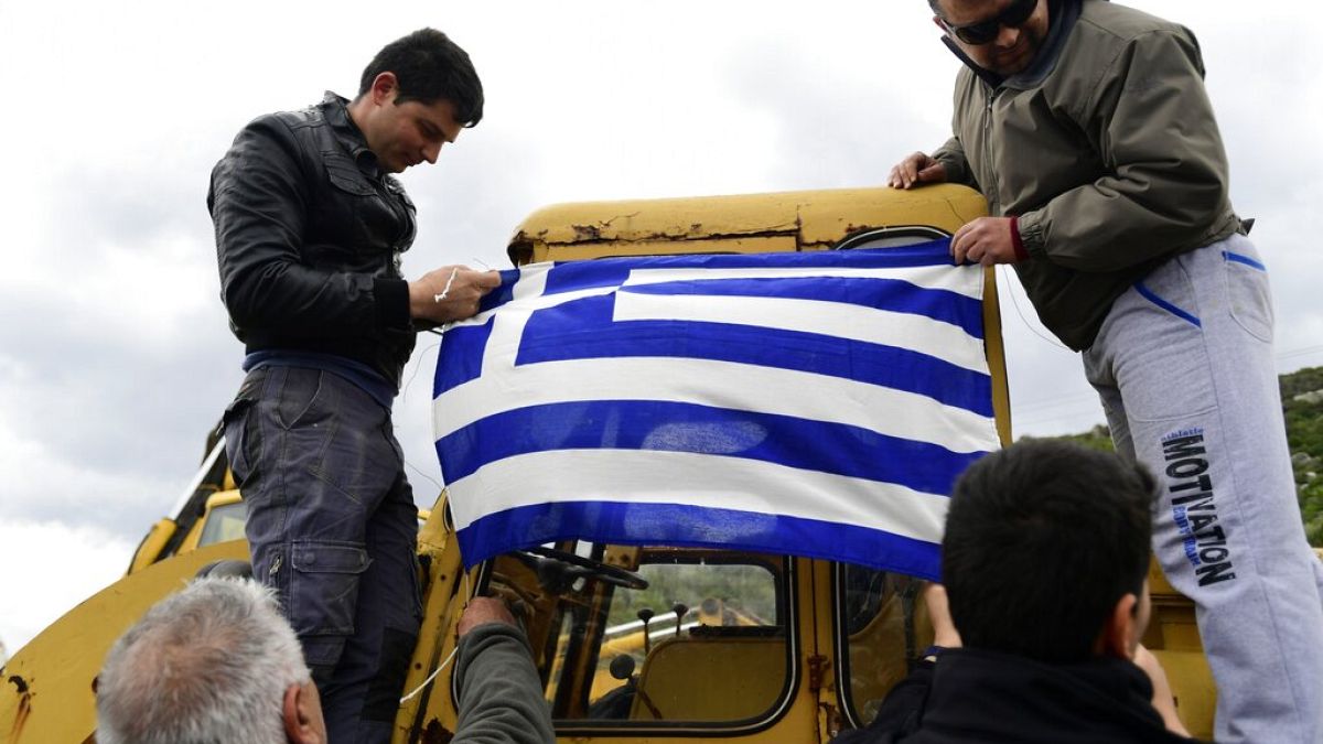 شاهد: يونانيون في جزيرة ليسبوس يمنعون قوارب تقل مهاجرين من الرسو
