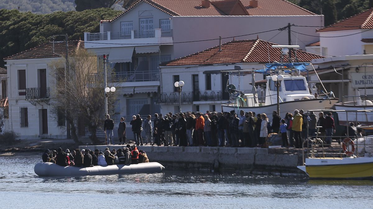 Aşırı sağcı bir grup, Yunanistan'ın Midilli Adası'nda karaya çıkmak isteyen göçmenlere engel olmaya çalıştı