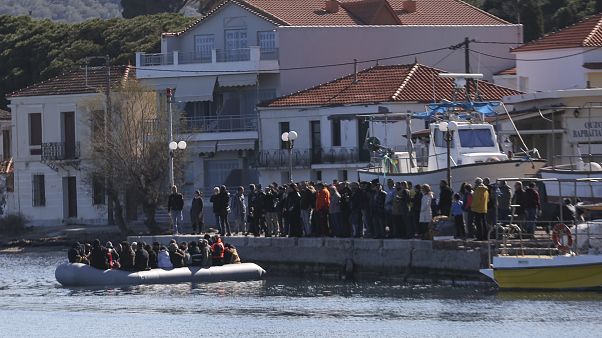 Aşırı sağcı bir grup, Yunanistan'ın Midilli Adası'nda karaya çıkmak isteyen göçmenlere engel olmaya çalıştı Aşırı sağcı bir grup, Yunanistan'ın Midilli Adası'nda karaya çıkmak isteyen göçmenlere engel olmaya çalıştı