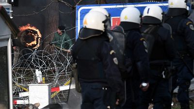شاهد: الشرطة اليونانية تطلق الغاز المسيل للدموع على مهاجرين رشقوها بالحجارة