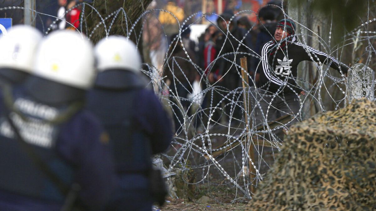 La Grecia tenta di fermare l'avanzata dei migranti