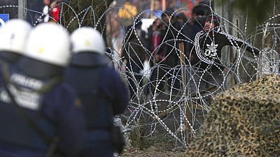 Nem tágítanak a menekültek a görög-török határról