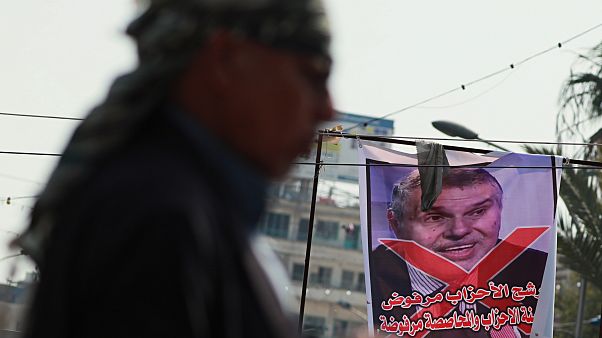 إعلان يحمل صورة رئيس الوزراء العراقي المكلف محمد توفيق علاوي وعليها إشارة الرفض. بغداد – 2020/02/29 إعلان يحمل صورة رئيس الوزراء العراقي المكلف محمد توفيق علاوي وعليها إشارة الرفض. بغداد – 2020/02/29