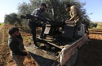  Des combattants syriens, soutenus par la Turquie, sur la ligne de front près de la ville de Saraqeb dans la province d'Idleb, en Syrie, le mercredi 26 février 2020.