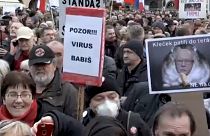 Több ezren tüntettek a cseh miniszterelnök ellen