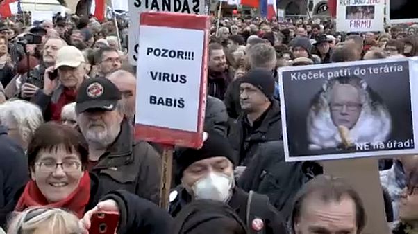 Több ezren tüntettek a cseh miniszterelnök ellen Több ezren tüntettek a cseh miniszterelnök ellen