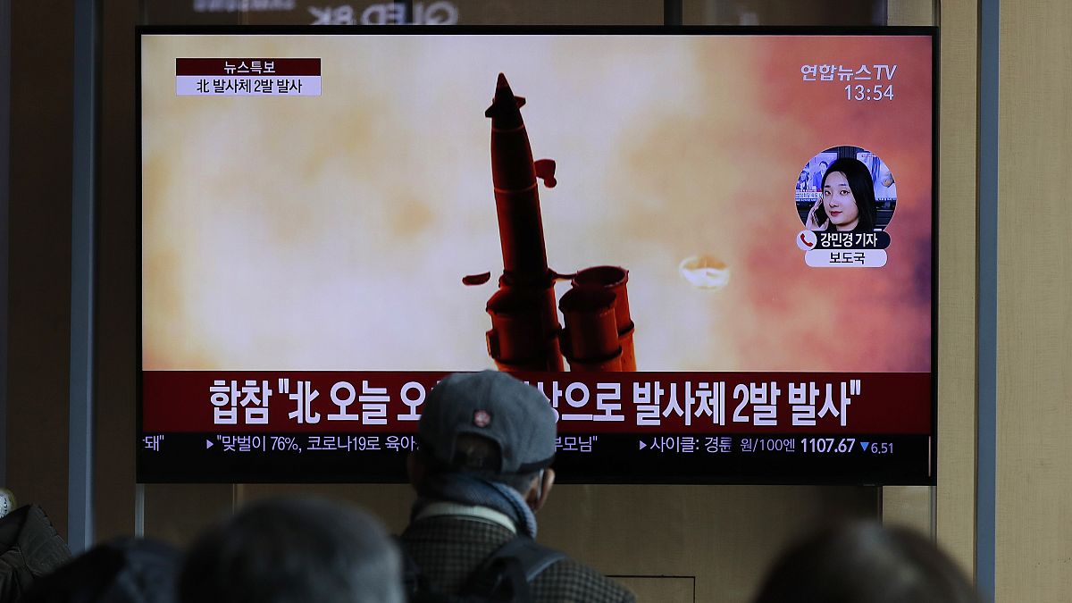  شاشة تلفزيون تعرض تقريرا عن إطلاق كوريا الشمالية للقذائف في محطة سكة حديد في سيول بكوريا الجنوبية 