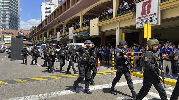 Filipinler'in başkenti Manila'da lüks bir alışveriş merkezinde silahlı saldırı ve rehin alma hadisesi gerçekleşti. Komandolar saldırıya müdahale etti Filipinler'in başkenti Manila'da lüks bir alışveriş merkezinde silahlı saldırı ve rehin alma hadisesi gerçekleşti. Komandolar saldırıya müdahale etti