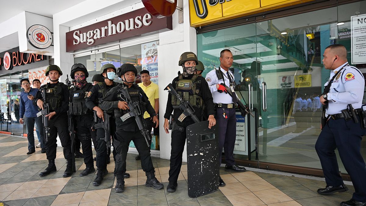 شاهد: إلقاء القبض على مسلح احتجز نحو 30 شخصاً في مركز تجاري بالفلبين