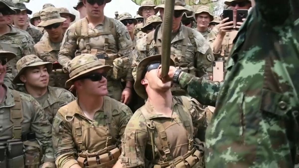 شاهد: جنود أمريكيون يأكلون العقارب ويشربون دماء الكوبرا خلال تدريبات عسكرية