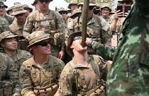 شاهد: جنود أمريكيون يأكلون العقارب ويشربون دماء الكوبرا خلال تدريبات عسكرية