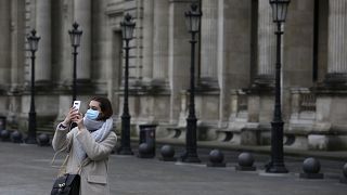 Une touriste au Louvre, le 28 février 2020, Paris France