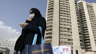 İran'da halk, koronavirüse karşı maske takıyor