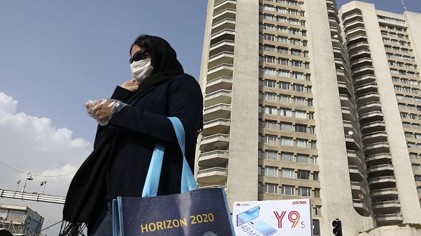 İran'da halk, koronavirüse karşı maske takıyor İran'da halk, koronavirüse karşı maske takıyor
