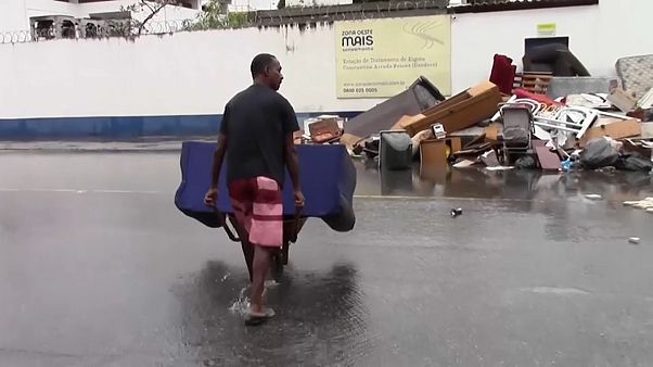 Cheias no Rio de Janeiro fazem pelo menos quatro mortos Cheias no Rio de Janeiro fazem pelo menos quatro mortos