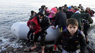 أزمة تدفق المهاجرين تدفع اليونان لتعليق استقبال طلبات اللجوء