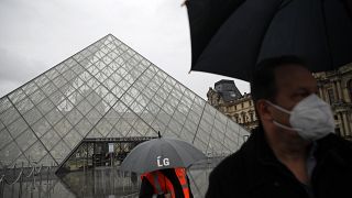 Paris’teki tarihi Louvre Müzesi koronavirüs nedeniyle kapılarını ziyaretçilere kapattı. 