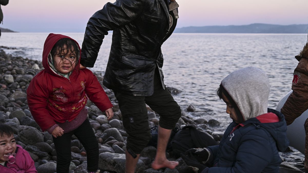 Midilli Adası'na ulaşan göçmen çocuklar