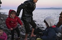 Midilli Adası'na ulaşan göçmen çocuklar