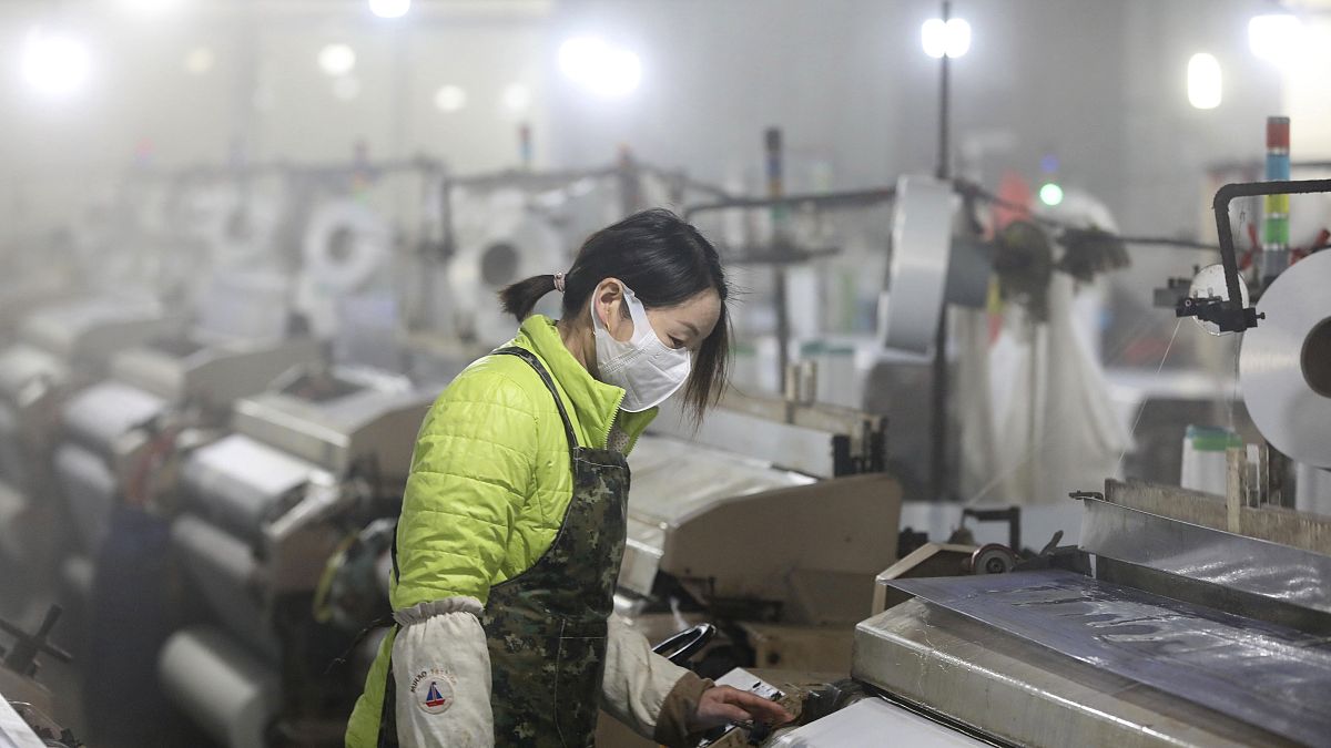 Çin'in Hangzhou kentinde tekstil fabrikasında çalışan bir kadın işçi