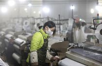 Çin'in Hangzhou kentinde tekstil fabrikasında çalışan bir kadın işçi