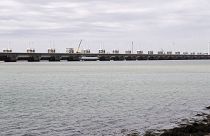Az Oosterscheldekering nevű, 9 kilométer hosszú gát a Deltawerken gátrendszer leghosszabbja, 4 km hosszan nyitható kapukkal.