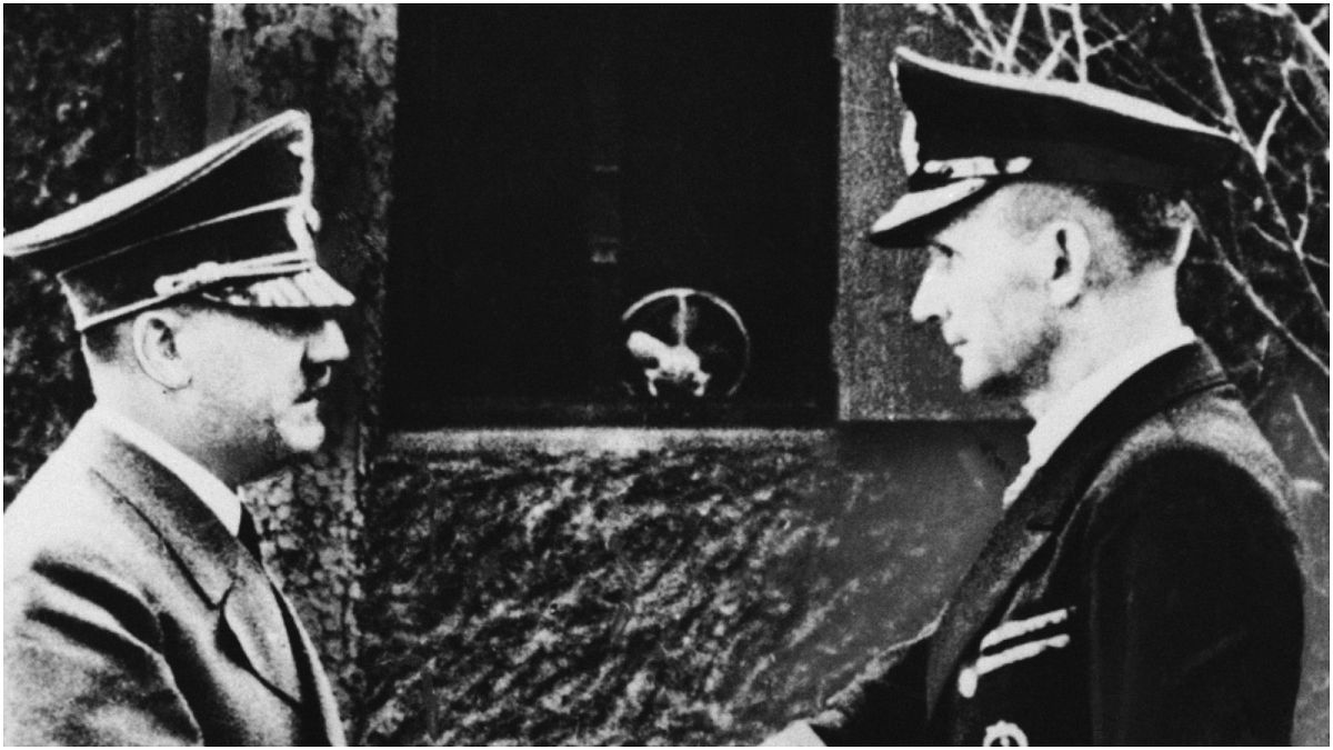 أدولف هتلر يصافح الأدميرال كارل دونيتز، قائد أسطول سفن يو الألمانية في يونيو عام 1942