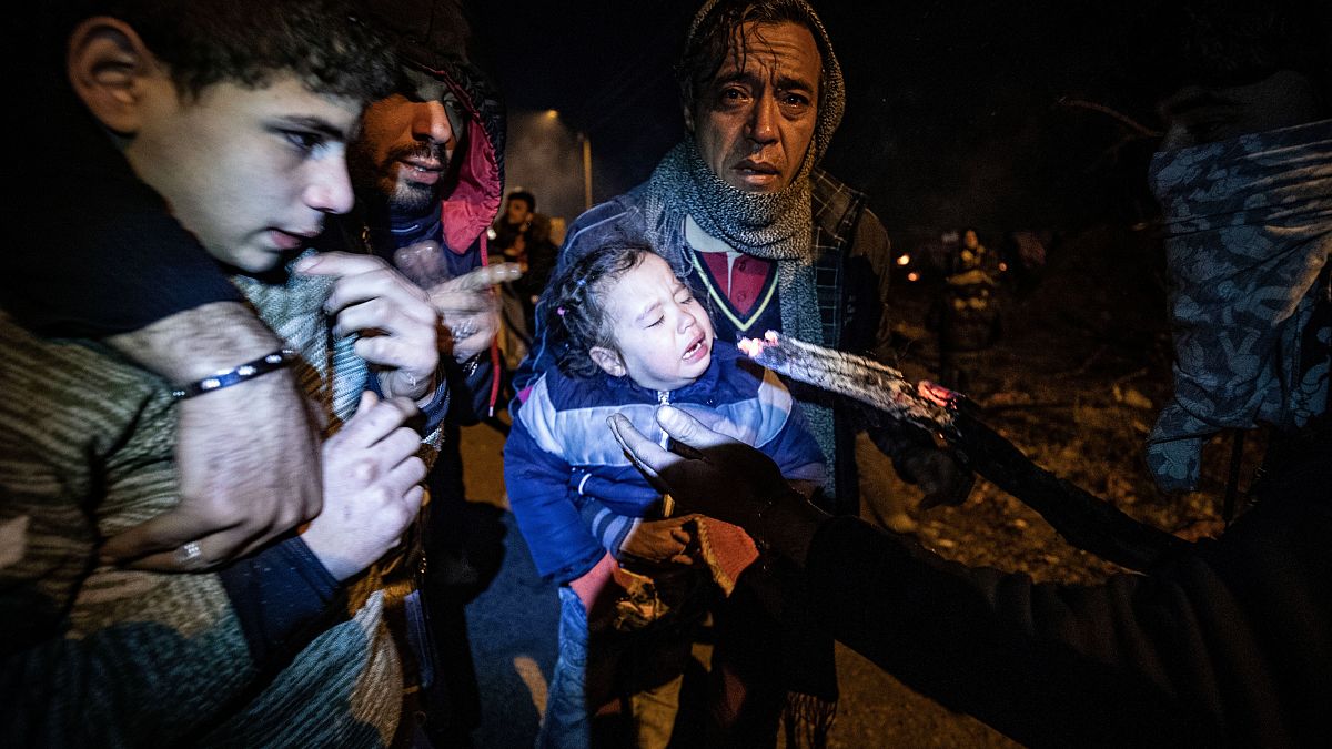 Yunanistan güvenlik güçleri, sınırda bekleyen düzensiz göçmenlere göz yaşartıcı bomba ile yoğun şekilde müdahale etti