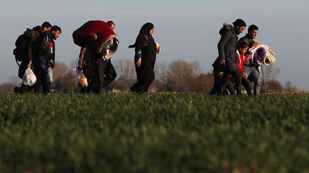 "No se tolerará ninguna entrada ilegal". Grecia suspende un mes las solicitudes de asilo "No se tolerará ninguna entrada ilegal". Grecia suspende un mes las solicitudes de asilo