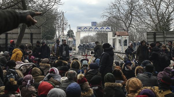 Centenas de migrantes aguardam para cruzar a fronteira turca para Evros, na Grécia Centenas de migrantes aguardam para cruzar a fronteira turca para Evros, na Grécia