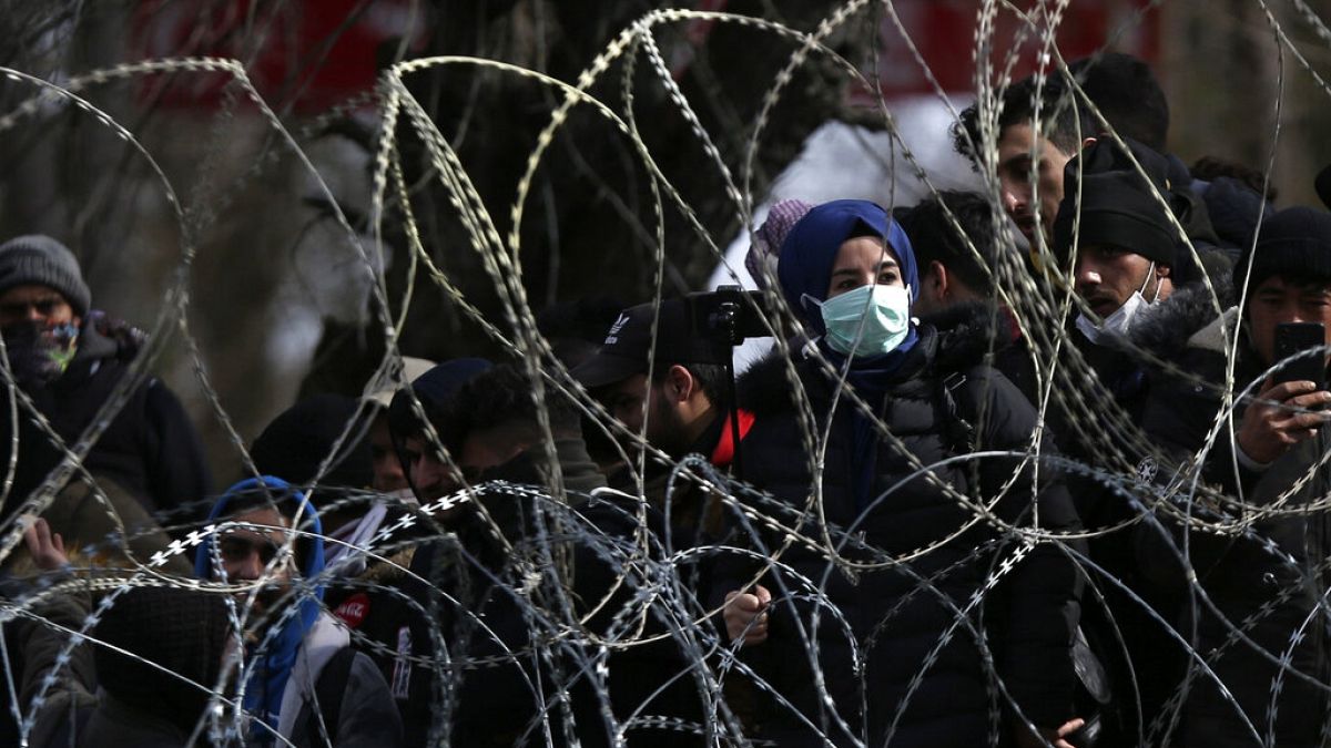 Bevándorlók a görög-török határkerítés mögött