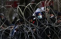 Bevándorlók a görög-török határkerítés mögött