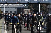 Védőmaszkot viselő munkások távoznak a Hyundai dél-koreai járműgyártó ulszani gyárából 2020. február 5-én